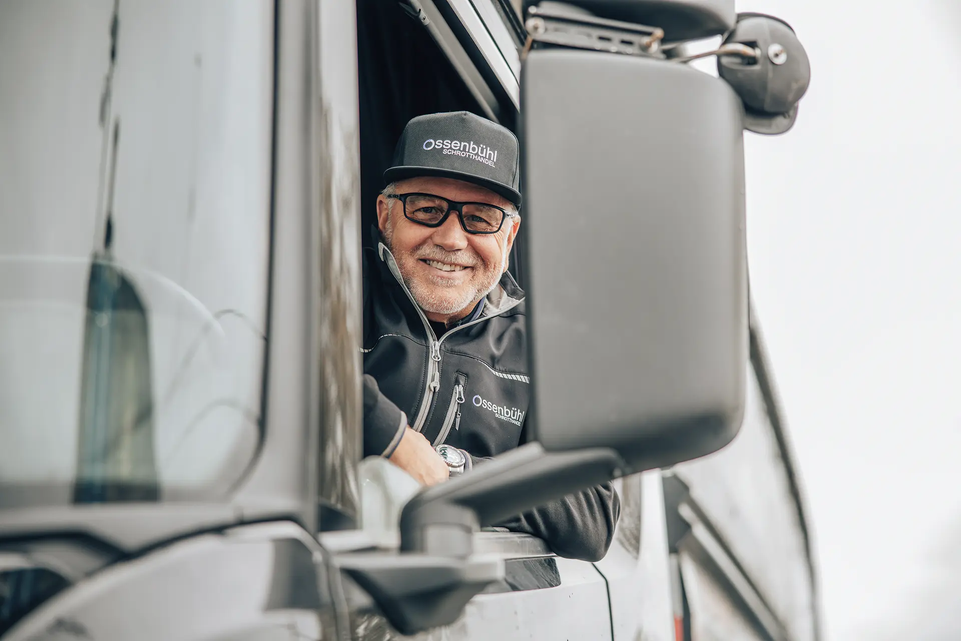 Schrotthandel Düsseldorf Ossenbühl Mitarbeiter in Containerfahrzeug nah