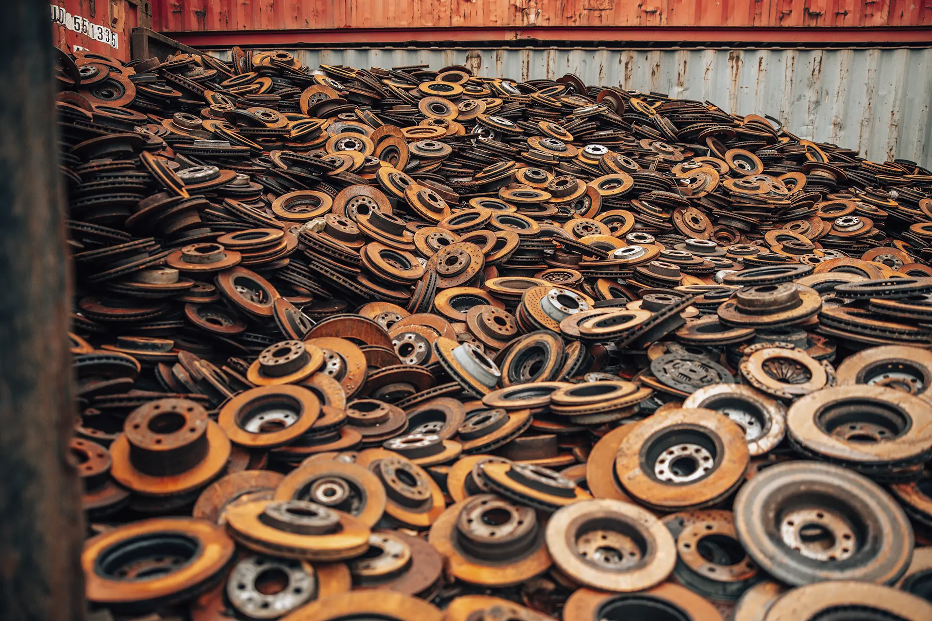 Schrotthandel Düsseldorf Ossenbühl Schrott Bremsbeläge Detail 02