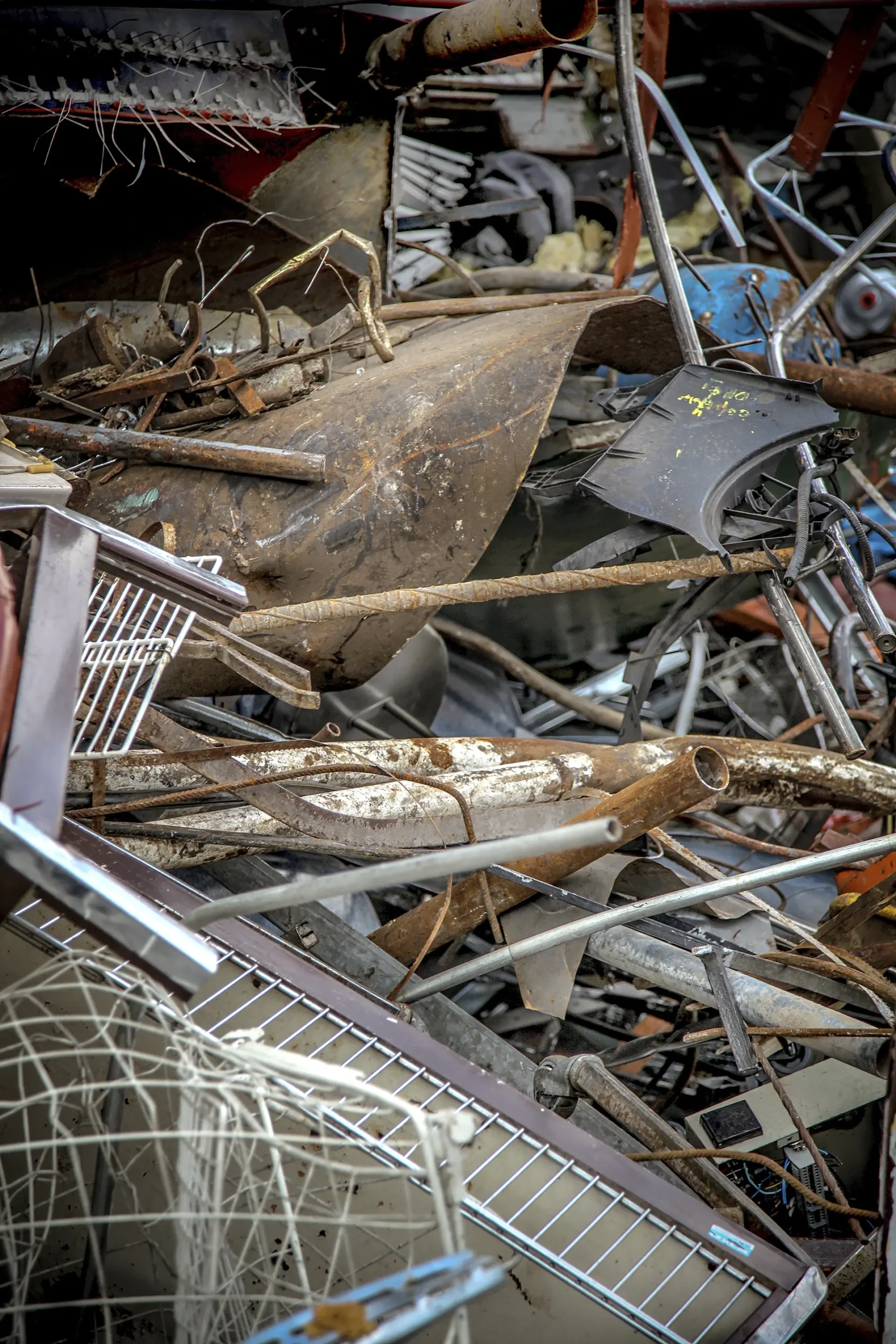 Schrotthandel Düsseldorf Ossenbühl Schrott Eisen Metall Detail 7406 368 scaled