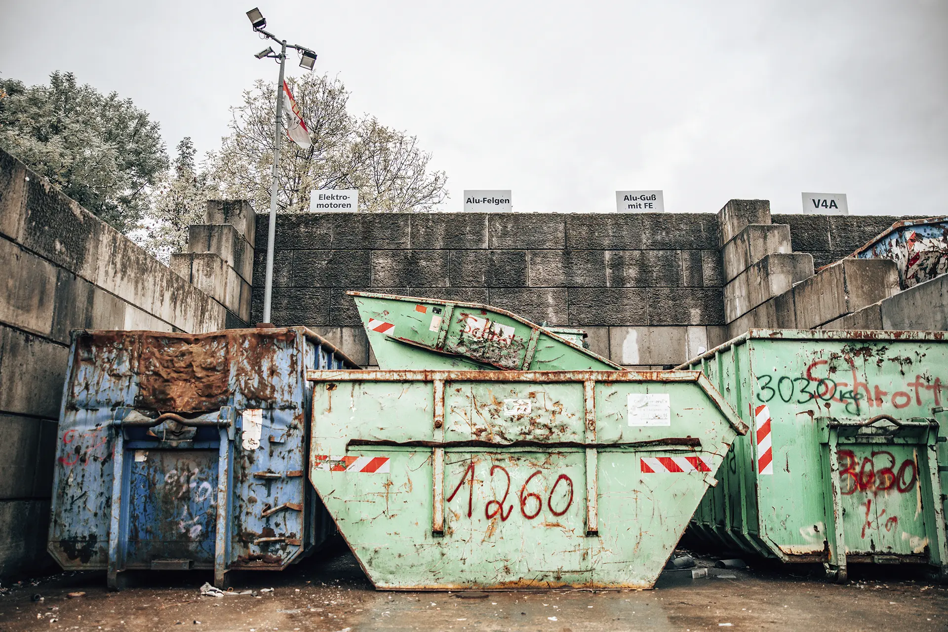 Schrotthandel Düsseldorf Ossenbühl Schrott Elektromotoren Alufelgen und Alu gross mit FE in Containern